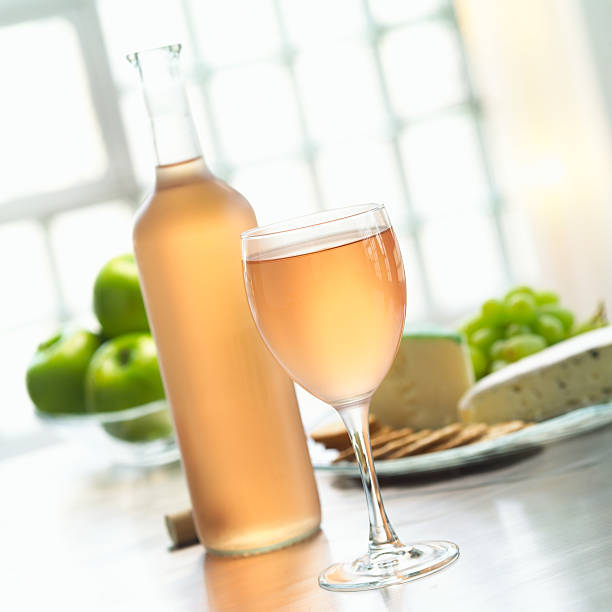 bicchiere di vino sul tavolo zinfandel - uva zinfandel foto e immagini stock