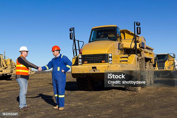 Foto de Construção Site Aperto De Mão e mais fotos de stock de Caminhão - Caminhão, Dar as Mãos, Exploração de Minas