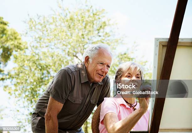 Mujer Madura Pintura Sobre Lienzo Con Su Marido Foto de stock y más banco de imágenes de Pintar - Pintar, Tercera edad, 70-79 años