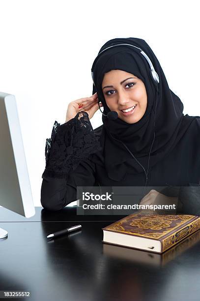 Счастливый Арабский Девушка Офис — стоковые фотографии и другие картинки 20-29 лет - 20-29 лет, Абая - одежда, Аравийский полуостров