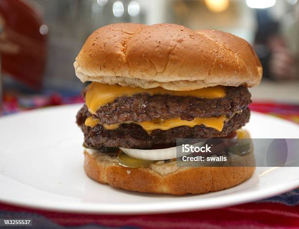 Queijo Duplo - Fotografias de stock e mais imagens de Hambúrguer - Comida - Hambúrguer - Comida, Simetria, Alimentação Não-saudável