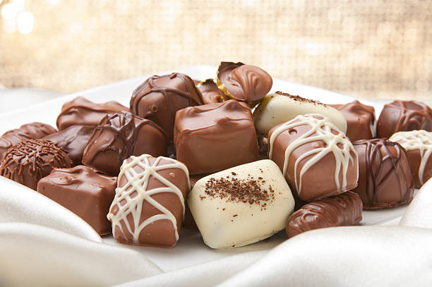 collezione di cioccolato in seta ackground - truffle chocolate candy chocolate candy foto e immagini stock