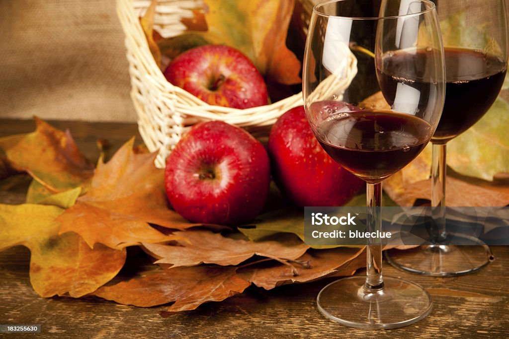 Vin rouge avec décoration d'automne - Photo de Automne libre de droits