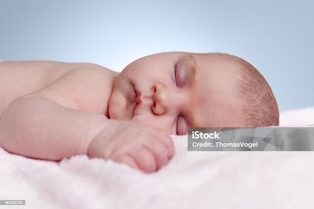 Bebé recién nacido durmiendo - Foto de stock de Azul libre de derechos