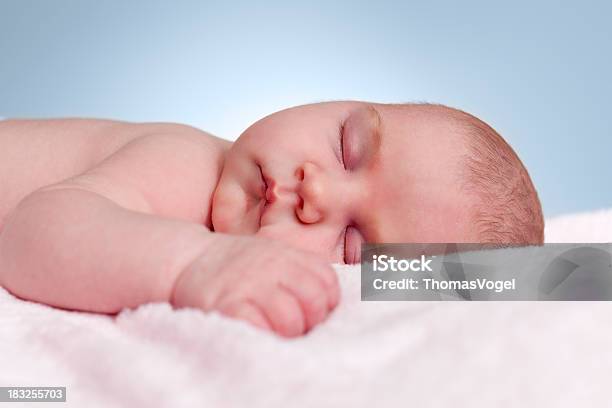 Bebé Recién Nacido Durmiendo Foto de stock y más banco de imágenes de Azul - Azul, Bebé, Bienestar