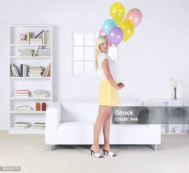 Foto de Mulher Bonita Com Um Monte De Balões e mais fotos de stock de Balão - Decoração - Balão - Decoração, Perfil - Vista Lateral, Só Uma Mulher