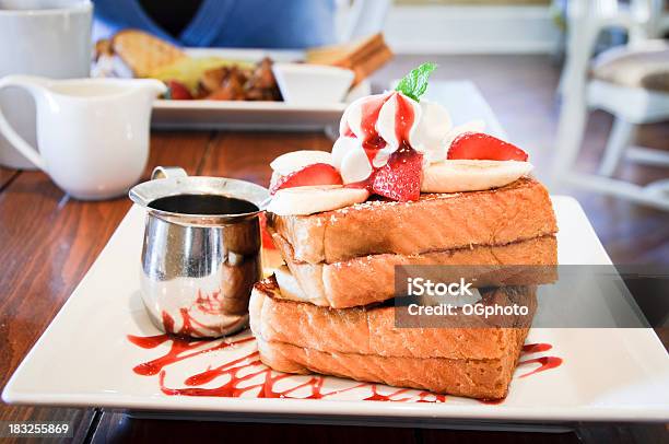 Photo libre de droit de Pain Perdu Au Restaurant Chic banque d'images et plus d'images libres de droit de Pain perdu - Pain perdu, Rempli, Crème chantilly