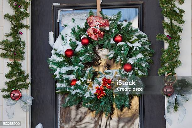 Photo libre de droit de Couronne De Noël Enneigé banque d'images et plus d'images libres de droit de Noël - Noël, Couronne florale, Artificiel