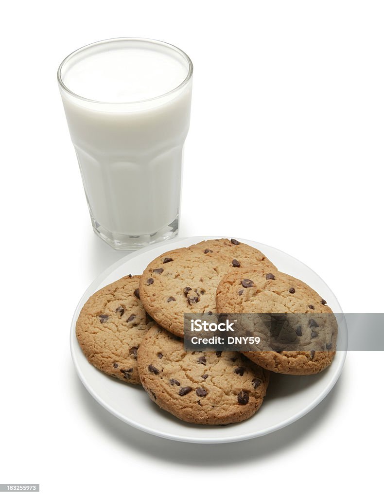Lait et biscuits aux pépites de chocolat sur fond blanc - Photo de Aliment libre de droits