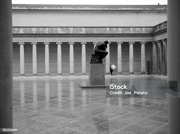 Rodin W Deszczu - zdjęcia stockowe i więcej obrazów Czarno biały - Czarno biały, Biały, Deszcz