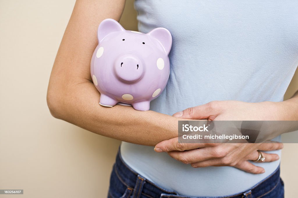 Mujer agarrando su ahorros alcancía en sus brazos - Foto de stock de Hucha cerdito libre de derechos