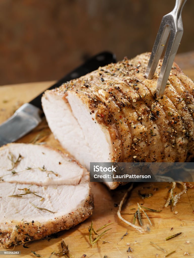 Carving un Maiale arrosto - Foto stock royalty-free di Maiale arrosto