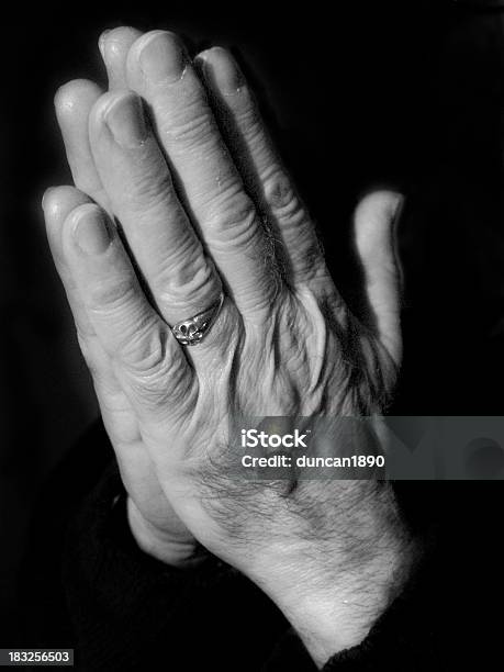 Руки Молиться — стоковые фотографии и другие картинки Белый - Белый, Большой палец руки, Вертикальный