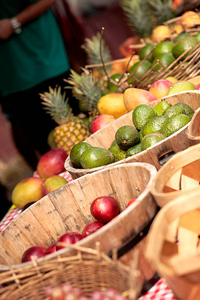 Cтоковое фото Фермерский рынок органических фруктов в корзине альтернативными вариантами.