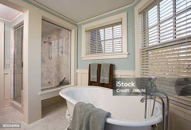Novo Modelo De Casa De Banho De Luxo Com Banheira Chuveiro E - Fotografias de stock e mais imagens de Persiana - Artigo de Decoração