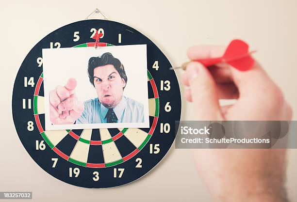 Foto de Chefe Dart Bordo e mais fotos de stock de Dardo - Equipamento esportivo - Dardo - Equipamento esportivo, Jogo de Dardos, Parede