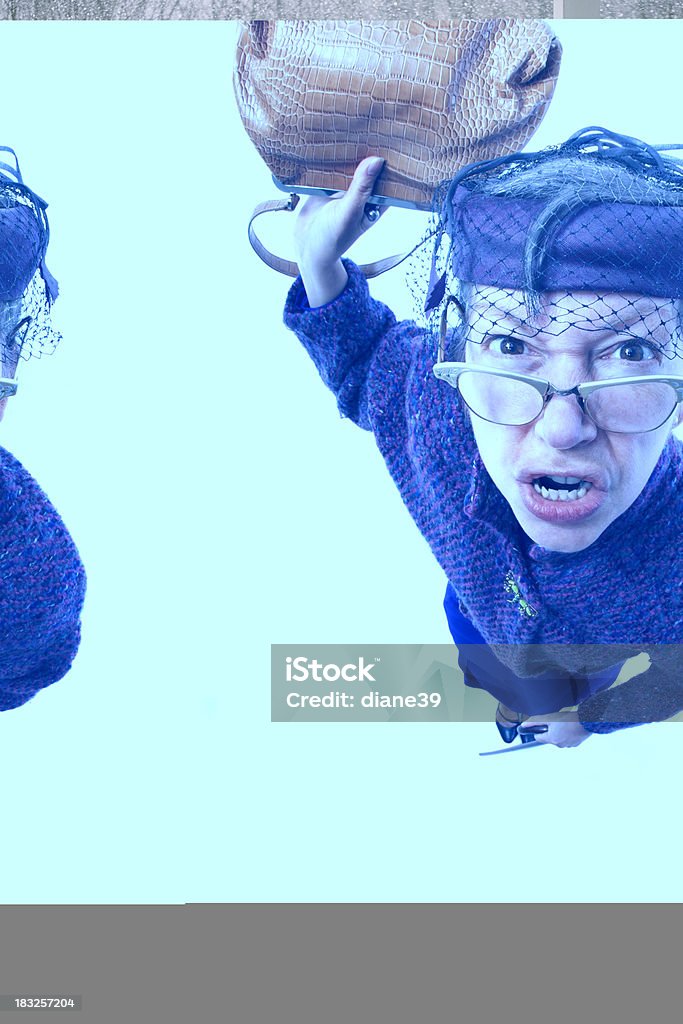 Angry old lady balançar bolsa - Foto de stock de Mulheres royalty-free