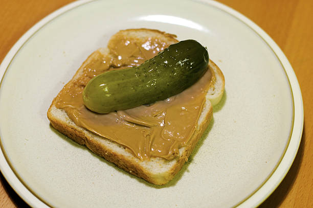 sandwich au beurre de cacahouètes et cornichon - bizarre photos et images de collection