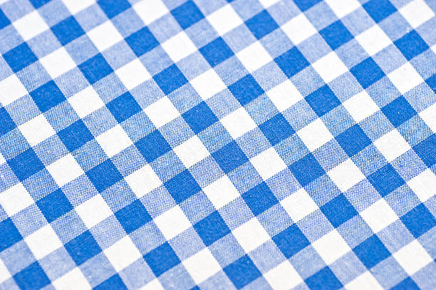 баварские рисунком в клет�ку - checked blue tablecloth plaid стоковые фото и изображения