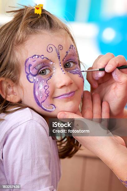 Menina Com Rosto Pintado Na Festa De Aniversário - Fotografias de stock e mais imagens de Criança - Criança, Imagem pintada, Tinta Facial