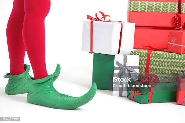 Photo libre de droit de Elfe Avec Des Cadeaux De Noël banque d'images et plus d'images libres de droit de Elfe - Elfe, Noël, Papier d'emballage