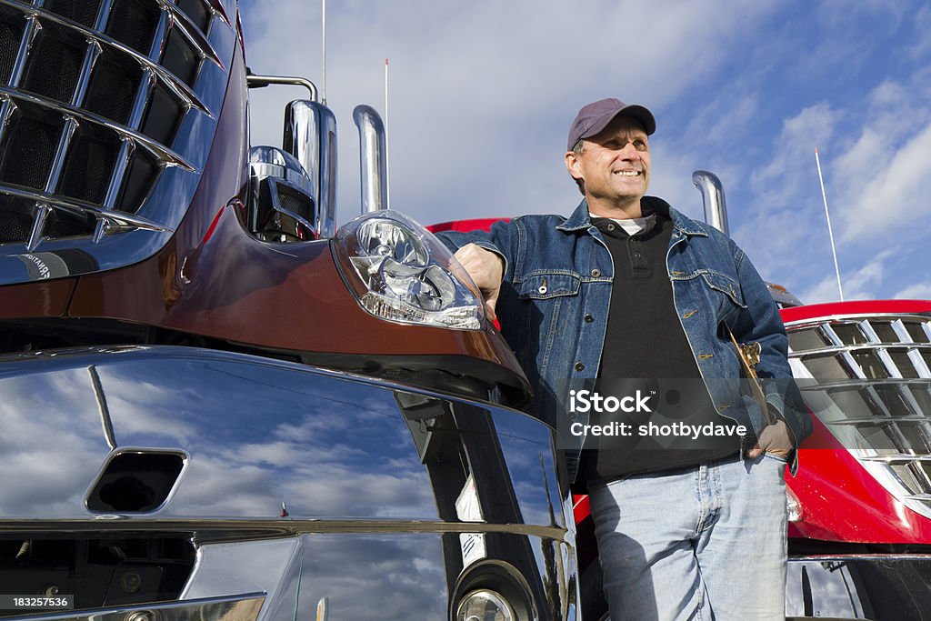 Расслабляющий Водитель грузовика - Стоковые фото Водитель грузовика роялти-фри