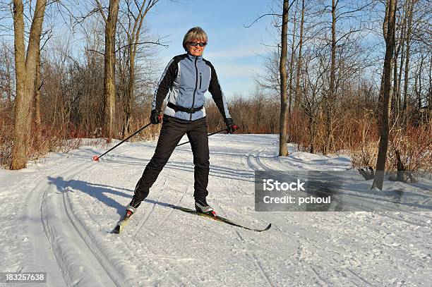 Kobieta Biegi Narciarskie Sport Zimowy - zdjęcia stockowe i więcej obrazów 30-39 lat - 30-39 lat, Aerobik, Aktywny tryb życia