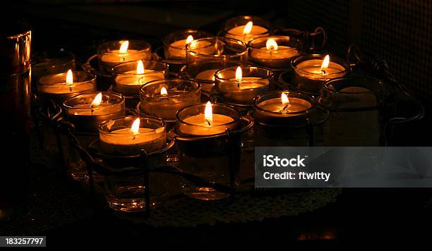 Votivkerzen Stockfoto und mehr Bilder von Beten - Beten, Fotografie, Glas