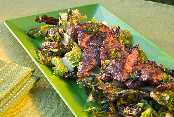 falda & filete de costilla de carne de res a la parrilla, una ensalada de verano comida campestre lechuga romana - skirt steak steak close up grilled fotografías e imágenes de stock