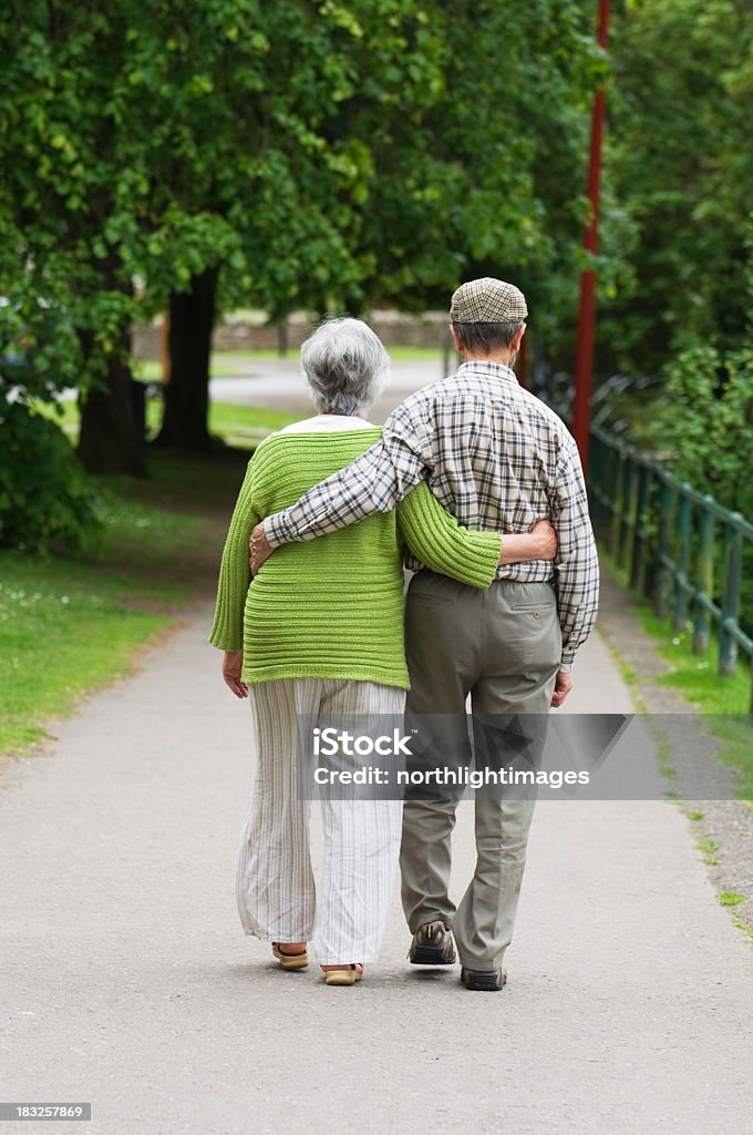 Coppia Senior a piedi insieme - Foto stock royalty-free di 70-79 anni