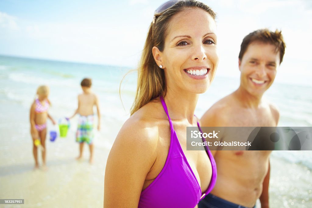 Donna felice con la famiglia in background - Foto stock royalty-free di Donne