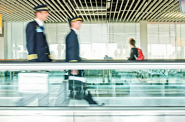 avión pilotos - moving walkway fotografías e imágenes de stock