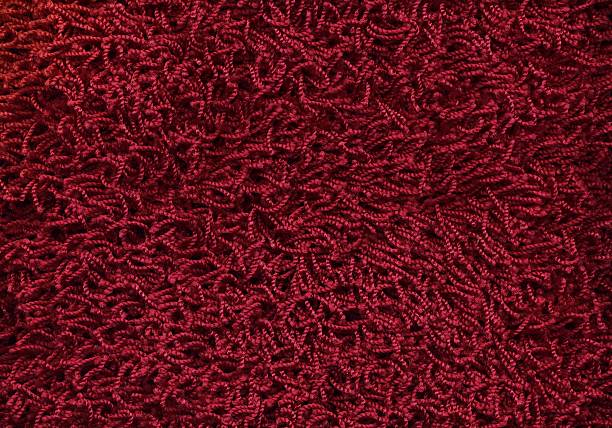 rouge tapis moelleux - shag rug photos et images de collection