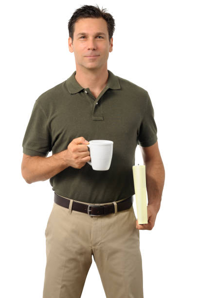legere kleid geschäftsmann holding kaffee tasse, isoliert auf weißem hintergrund - clipboard men sales occupation casual stock-fotos und bilder