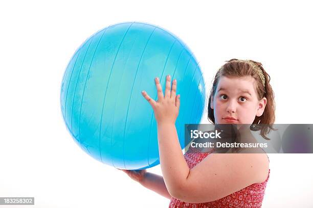 Obese Mädchen Mit Blauen Ball Stockfoto und mehr Bilder von Kind - Kind, Aktiver Lebensstil, Blick nach oben