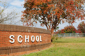 schule-schild-im-herbst-horizontal.jpg?b=1&s=170x170&k=20&c=fPFcTeSiu1Kxc2MlJqwq_PLI9mtR-d4v91RhBAOrS1Q=