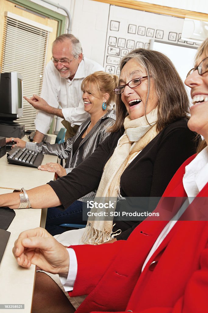 Glückliche Erwachsene im Computerlabor - Lizenzfrei Kurs Stock-Foto