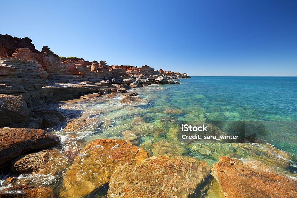 Red cliffs at przybrzeżnych Gantheaume punkt, Broome, Western Australia - Zbiór zdjęć royalty-free (Wyżyna Kimberley)