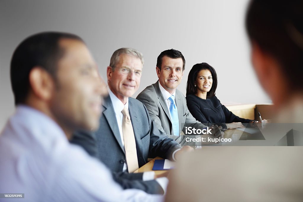 Successo di uomini d'affari avendo una riunione in ufficio - Foto stock royalty-free di Carta