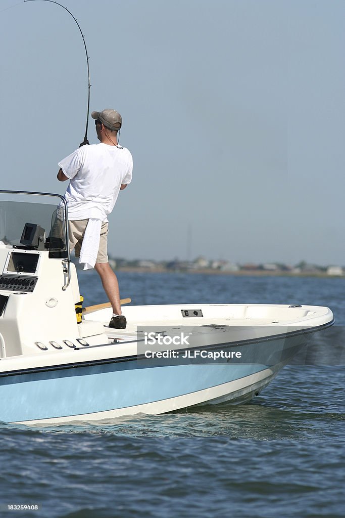 Poisson pêcheur renforce depuis son bateau - Photo de Activité de loisirs libre de droits