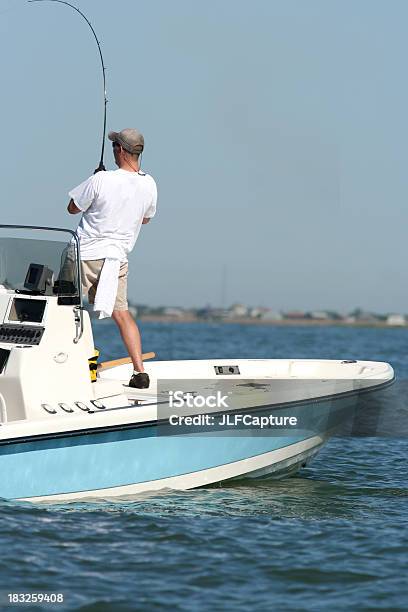 Photo libre de droit de Poisson Pêcheur Renforce Depuis Son Bateau banque d'images et plus d'images libres de droit de Activité de loisirs - Activité de loisirs, Activités de week-end, Adulte