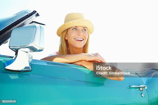 Sonriente Mujer Joven Usando Sombrero En Un Descapotable Coche Foto de stock y más banco de imágenes de Coche