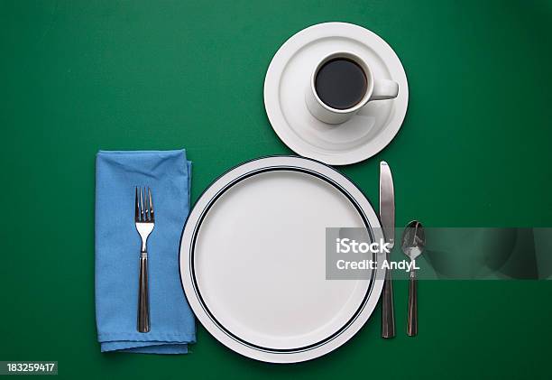 Photo libre de droit de Table Dressée Sur Le Green Avec Assiette Vide banque d'images et plus d'images libres de droit de Aliment - Aliment, Aliments et boissons, Argent