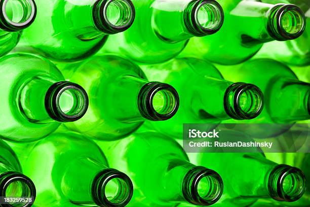 Verde Necks Botellas De Cerveza Foto de stock y más banco de imágenes de Botella - Botella, Cristal - Material, Vaso