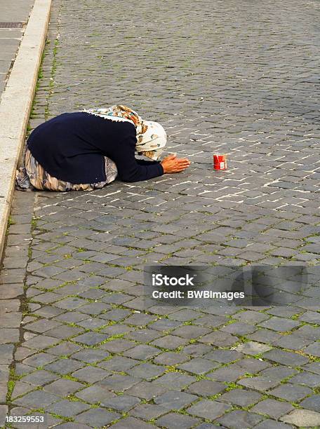 Lady Necessidade De Caridade - Fotografias de stock e mais imagens de Roma - Itália - Roma - Itália, Sem Abrigo, Capitais internacionais