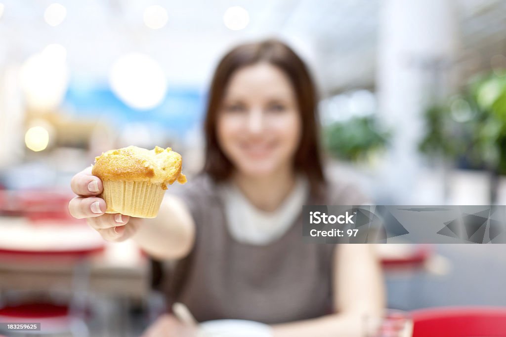 Femme manger cupcake - Photo de Adulte libre de droits