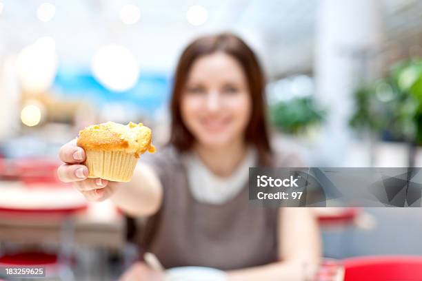 Photo libre de droit de Femme Manger Cupcake banque d'images et plus d'images libres de droit de Adulte - Adulte, Aliment, Aliments et boissons