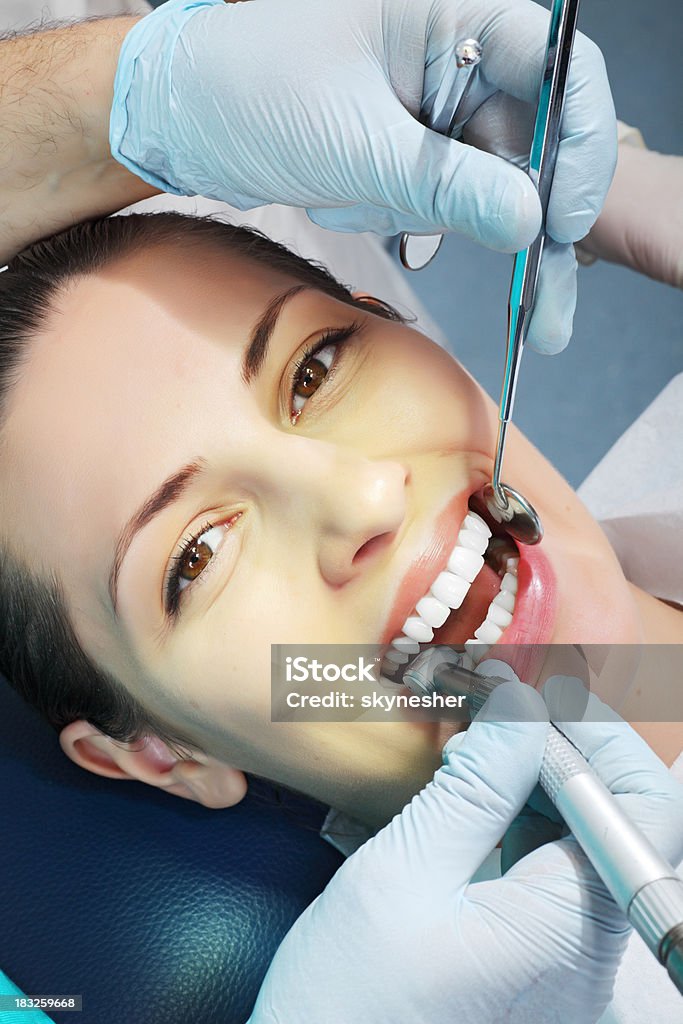 Женщина на стоматолога пациента - Стоковые фото В помещении роялти-фри