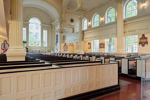 christ church (philadelphia) interor с рядами box pews - church interior стоковые фото и изображения