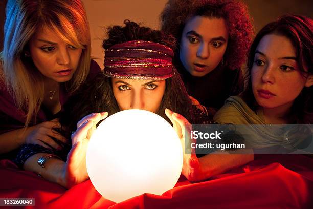 Fortune Teller Stockfoto und mehr Bilder von Frauen - Frauen, Wahrsagerei, Lesen